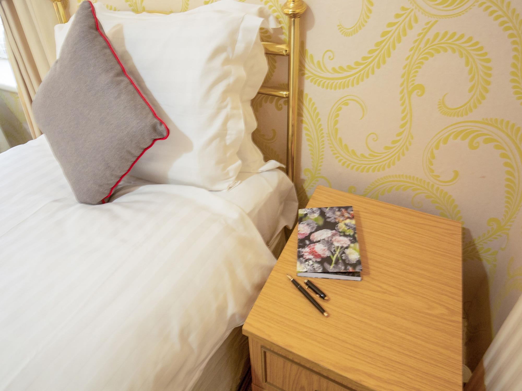 Oyo Lamphey Hall Hotel Pembroke Buitenkant foto