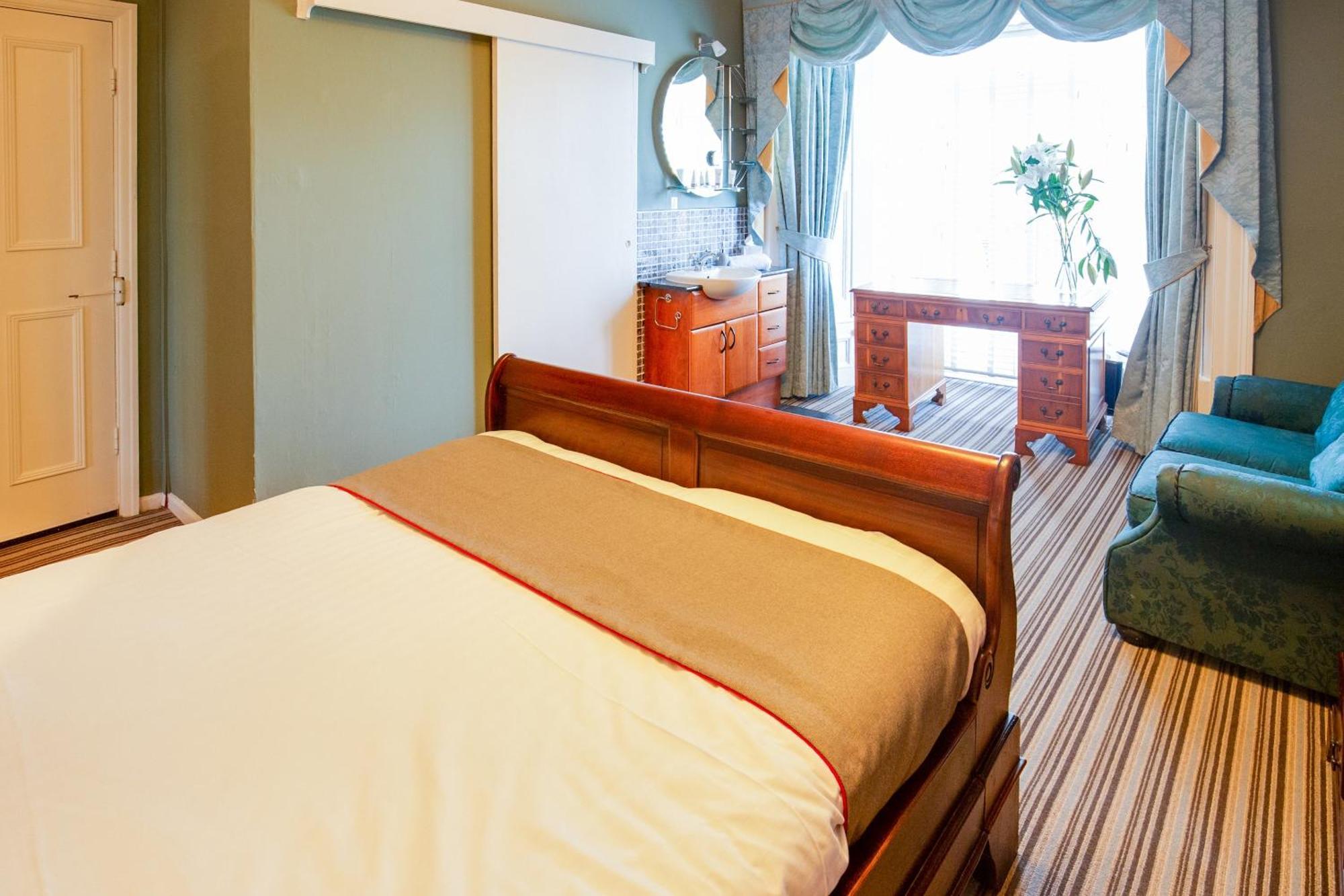 Oyo Lamphey Hall Hotel Pembroke Buitenkant foto