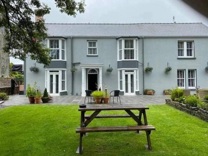 Oyo Lamphey Hall Hotel Pembroke Buitenkant foto