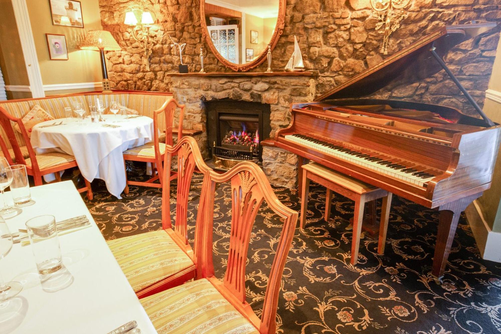 Oyo Lamphey Hall Hotel Pembroke Buitenkant foto