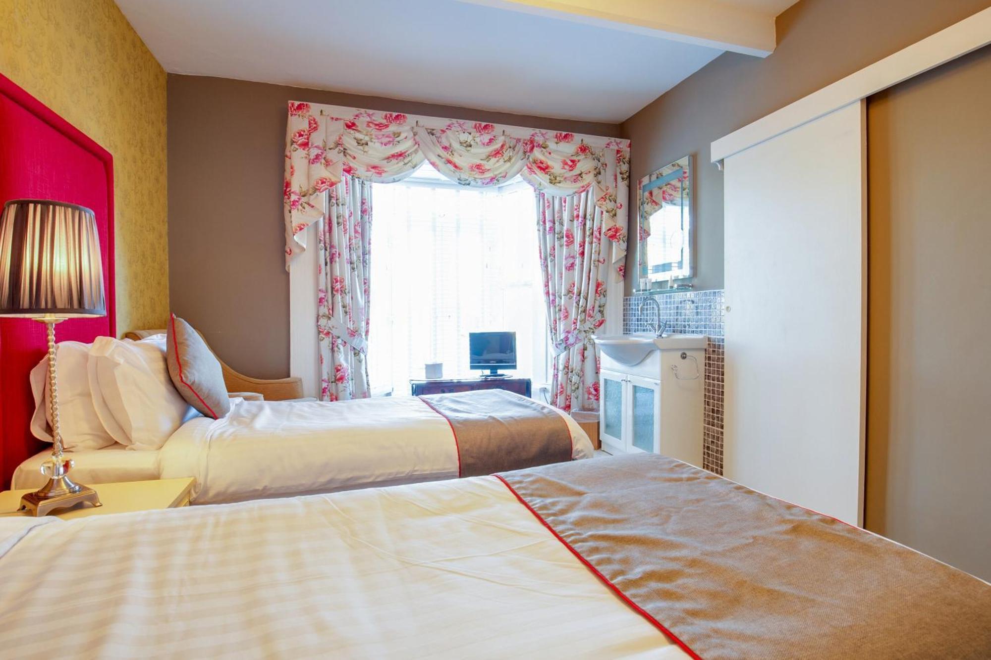 Oyo Lamphey Hall Hotel Pembroke Buitenkant foto