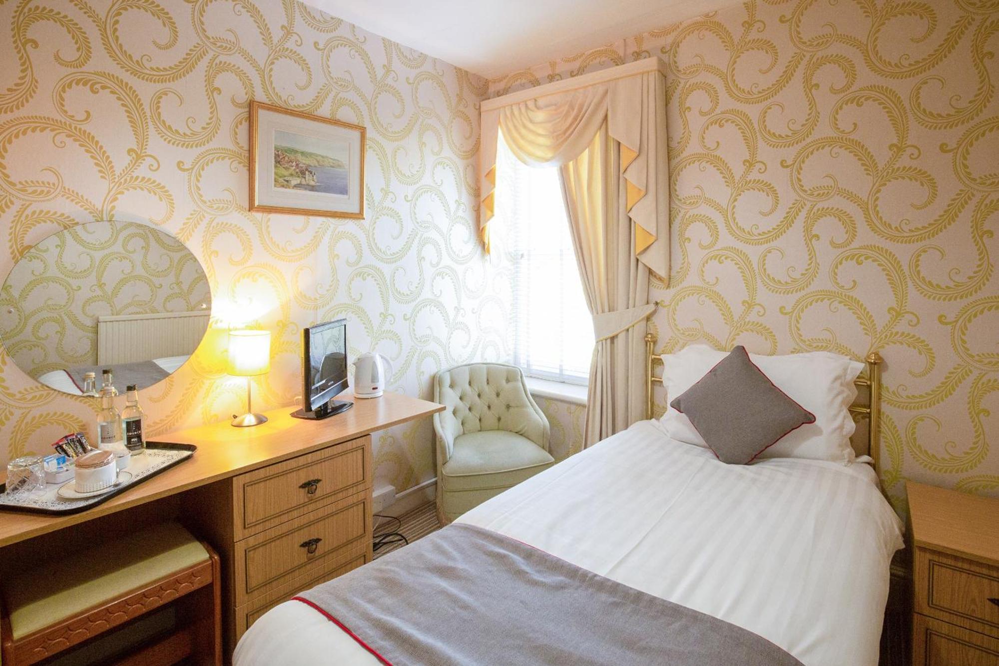Oyo Lamphey Hall Hotel Pembroke Buitenkant foto